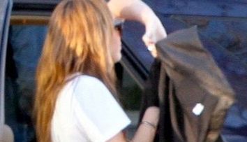 Miley Cyrus continua sa fie rebela si isi face un nou tatuaj! FOTO