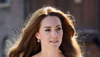 Ducesa de Cambridge, superba intr-o rochie scurta, in timpul unei vizite oficiale