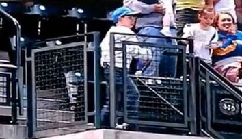 Pustiul care a provocat isterie pe un stadion. Vezi ce a facut! VIDEO