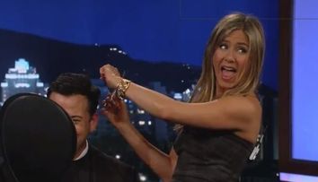 Talentul neasteptat al lui Jennifer Aniston. S-a jucat de-a frizerita in direct la TV: VIDEO