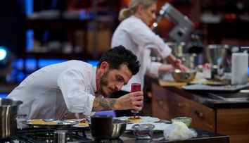Marco Genna întâmpină dificultăți la prepararea desertului. Cum este susținut de foștii colegi