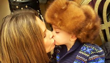 Pe ea o vezi mereu la TV, dar imaginile cu fiul si partenerul ei sunt rare. Poza cu care Anna Lesko a facut senzatie