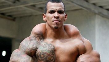 Cum arată și cu ce se se ocupă acum Hulk al Braziliei. A fost la un pas de o tragedie după ce și-a injectat ulei în brațe