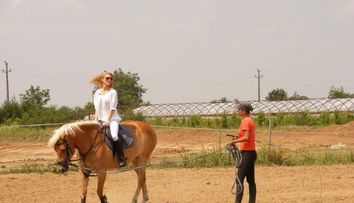 Laura Cosoi are o noua pasiune: echitatia! FOTO
