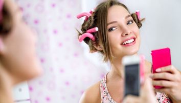 Si-a facut un selfie in oglinda si l-a postat pe net. Ce a vazut un prieten in poza