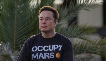 Elon Musk, încasări de 1 milion de dolari în doar câteva ore din vânzarea parfumului său
