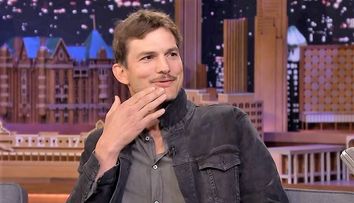 Cum a ajuns Ashton Kutcher să poarte mustață: „Adele e de vină și nu pot scăpa de ea”