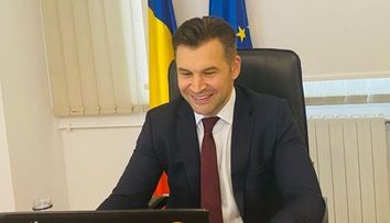 Moment jenant pentru un ministru din România: interviu în boxeri, în direct, la TV. Cum a reacționat