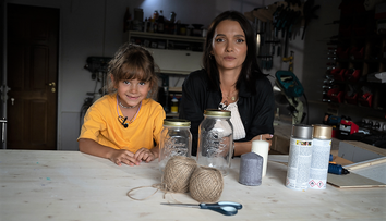 VIDEO Oana Boghiu și fiica ei, Ava, ne învață să facem un obiect decorativ dintr-un borcan