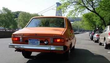 Batrana Dacie la New York: Un tanar din Brasov se plimba de 3 ani prin New York cu o 
