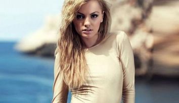 N-o mai recunosti! Alexandra Stan a facut o schimbare spectaculoasa de look. Dupa ce s-a tuns si s-a vopsit roscata, uimeste cu o noua transformare