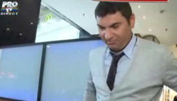 In loc de serenade, Cristi Borcea ii canta Alinei imnul lui Dinamo! VIDEO