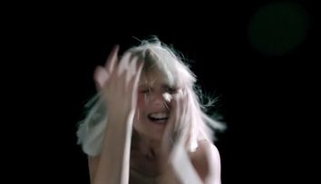 A impresionat o lume intreaga cu miscarile de dans. Cum arata Maddie Ziegler in noul videoclip al Siei, 