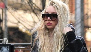Noua oita neagra a Hollywoodului reuseste sa socheze din nou. Amanda Bynes, cu sanii dezgoliti, intr-o tinuta indecenta