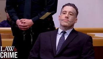 Wade Wilson, criminalul condamnat de două ori la moarte, continuă să primească scrisori de dragoste, bani și cadouri de la admiratoare. Un documentar explorează fascinația macabră a femeilor pentru Deadpool Killer