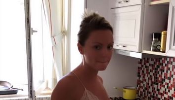 Ținuta incendiară în care Alexandra Stan gătește! Fanii au rămas muți de uimire când au văzut-o
