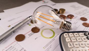 Plătești prea mult la curent? Trucurile simple care îți pot tăia factura chiar de azi