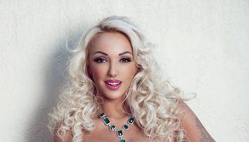 Alexandra Harra, imagine de mii de like-uri. Fanii sai nu si-au putut lua ochii din decolteul brunetei