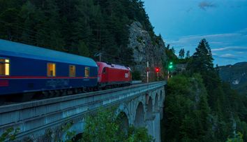 Un bărbat a supraviețuit agățat de un tren de mare viteză. Cum s-a întâmplat incidentul