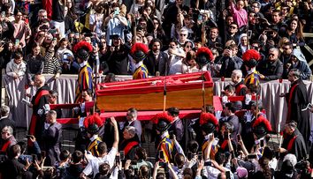Cum au reacționat credincioșii când sicriul deschis, cu trupul neînsuflețit al Papei, a fost purtat prin mulțimea strânsă la Vatican FOTO