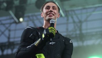 YNY Sebi, despre experiența Neversea Kapital 2025 și colaborarea cu Iuliana Beregoi: „Nu aveți idee cât iubesc festivalul ăsta”