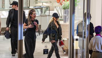 O cântăreață celebră a mers la mall într-o ținută imposibil de ignorat! Paparazzii au surprins-o la o sesiune de shopping în magazinele de lux