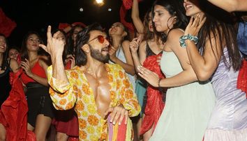 Actorul indian Ranveer Singh, batjocorit în mediul online după ce a pozat nud