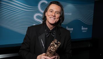 Părea cel mai vesel om de pe planetă, dar viața lui e un șir de tragedii și controverse. Învinuit de moartea iubitei sale, Jim Carrey încearcă să revină în lumina reflectoarelor