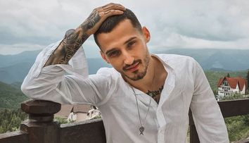 Radu Constantin, vloggerul care îi îndeamnă pe tineri să nu fugă de carte: „Cititul m-a adus unde sunt”