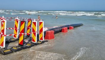 Plajă contaminată la Năvodari. O țeavă care deversa ape de canalizare, descoperită în zona de îmbăiere a turiștilor