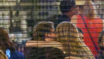 Au făcut tot posibilul să-și țină relația secretă, dar paparazzii i-au surprins când se sărutau într-un restaurant. Sarah Pidgeon din „Love Story” și fostul iubit al lui Taylor Swift sunt cuplul momentului
