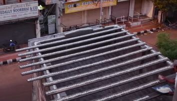 De doua ori pe zi, un barbat aliniaza gramajoare de orez pe acoperisul sau. Motivul pentru care face asta, incredibil