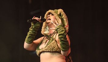 Lola Young, apariție dezinhibată la Festivalul Coachella! Artista britanică, la un pas să vomite pe scenă
