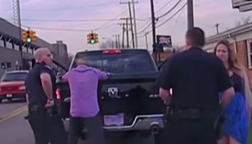 Au fost opriti de o masina de politie si luati la intrebari, dar femeia nu banuia ce se intampla. Ce avea barbatul la el