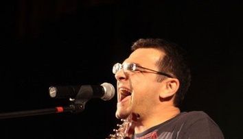 Mihai Margineanu lansează albumul „Fum de tavernă” în cadrul unui concert la Sala Palatului
