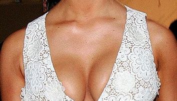 Ghiceste ai cui sunt sanii senzuali din imagine! UPDATE! Raspunsul corect: Jessica Simpson