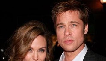 Brad Pitt fumeaza pe ascuns