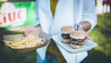 Burgeri gourmet, oameni tolaniti la soare si muzica buna. Cum a fost la prima editie BurgerFest