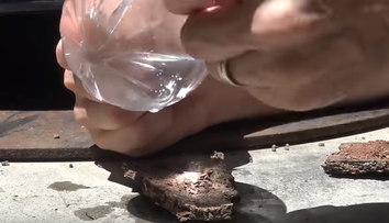 Nu ai la indemana o bricheta sau chibrit? Pare ciudat, dar o punga de plastic te poate ajuta sa aprinzi focul. Iata cum 