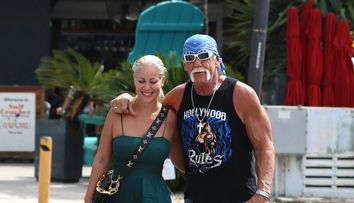 Ce fericită e proaspăta soție a lui Hulk Hogan! Sky Daily radiază la brațul legendarului luptător WWE