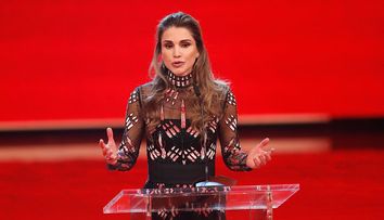 Regina Rania a Iordaniei, o nouă poză de familie. Ținuta prin care s-a remarcat cea mai elegantă regină din lume