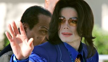 FOTO Cum arăta dormitorul lui Michael Jackson în ziua morții sale. Mâncare putrezită și păpuși 'creepy' de porțelan