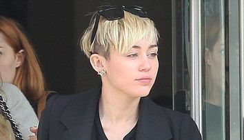 Ziua cand Miley Cyrus a incetat sa socheze. Artista a afisat un look foarte reusit intr-o zi obisnuita din viata ei