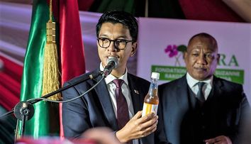 Ceaiul de plante din Madagascar care ar vindeca bolnavii infectați cu coronavirus, testat în laborator