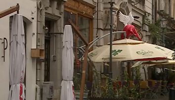 Ce făcea bărbatul care a desfigurat o tânără în Centrul Vechi, în momentul în care polițiștii au ajuns la locuința lui