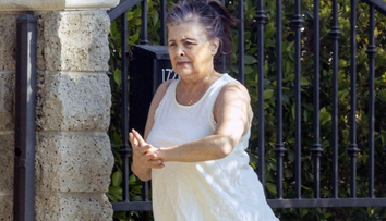 O superbă actriță de la Hollywood, transformare șocantă de look. Este de nerecunoscut! Paparazzii au surprins-o în șosete, pe stradă