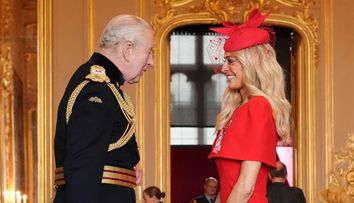 Cine este blonda superbă pe care Regele Charles a decorat-o cu MBE și ce înseamnă această distincție regală