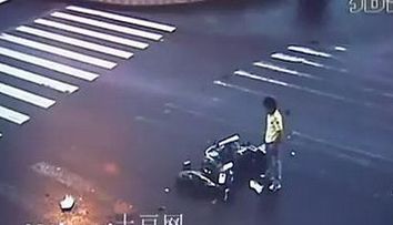 Norocosul zilei! A scapat fara nicio zgarietura, dupa ce a fost izbit de un camion