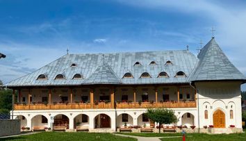 Cât costă o noapte de cazare la Mănăstirea Putna. Ce a povestit o turistă care a decis să parcurgă Via Transilvanica