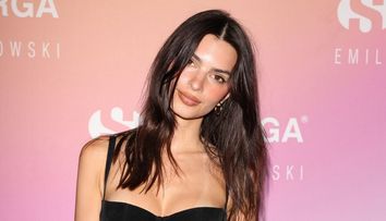 Nu multe femei ar avea curajul să îmbrace o astfel de ținută. Emily Ratajkowski, ravisantă într-o rochie transparentă